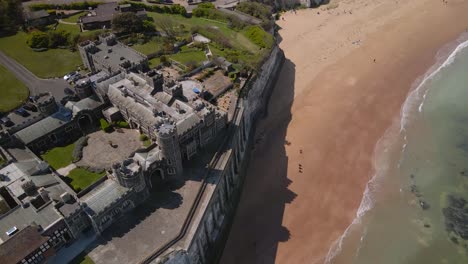 Castillo-Kingsgate-Kent-Acantilado-De-Tiza-Bahía-Costera-Británica-Punto-De-Referencia-Vista-Aérea-De-Arriba-Hacia-Abajo-órbita-Derecha-Inclinada-Hacia-Arriba