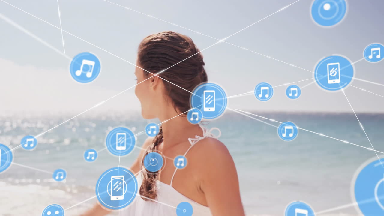 여름에 해변에서 행복한 백인 여성에 대한 장치 아이콘과 연결 네트워크의 애니메이션