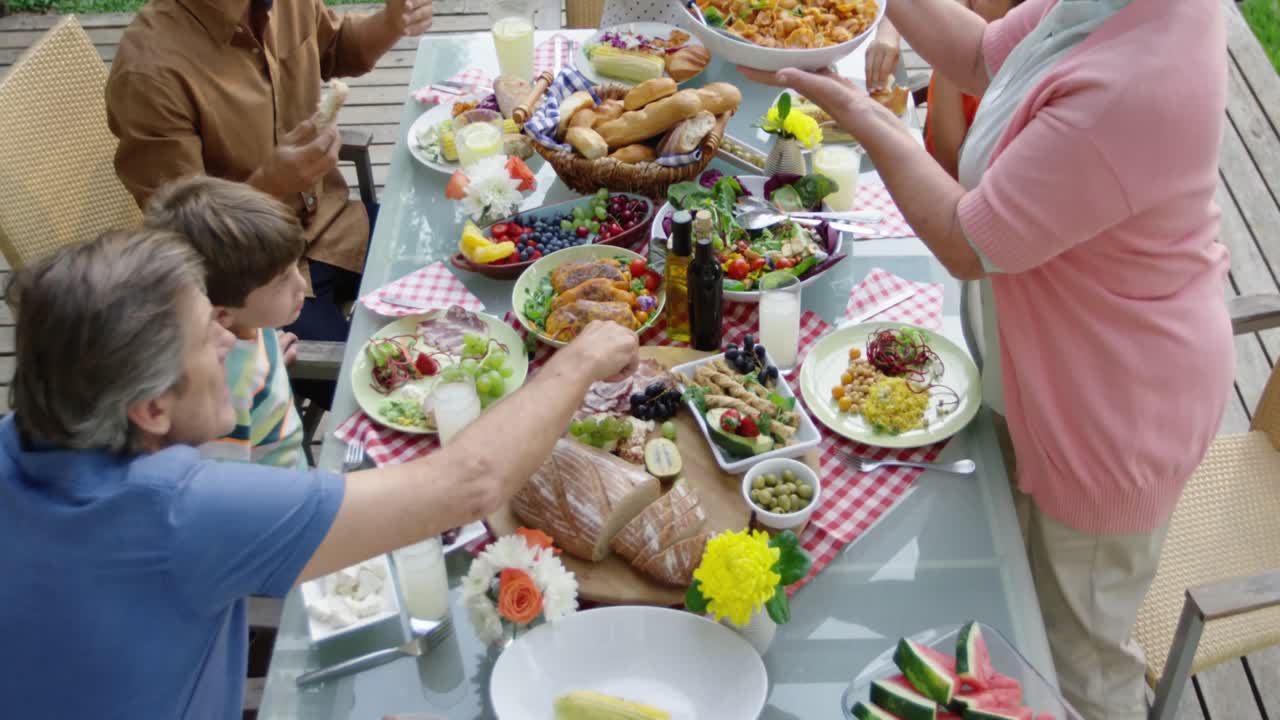 familia comiendo afuera juntos en verano
