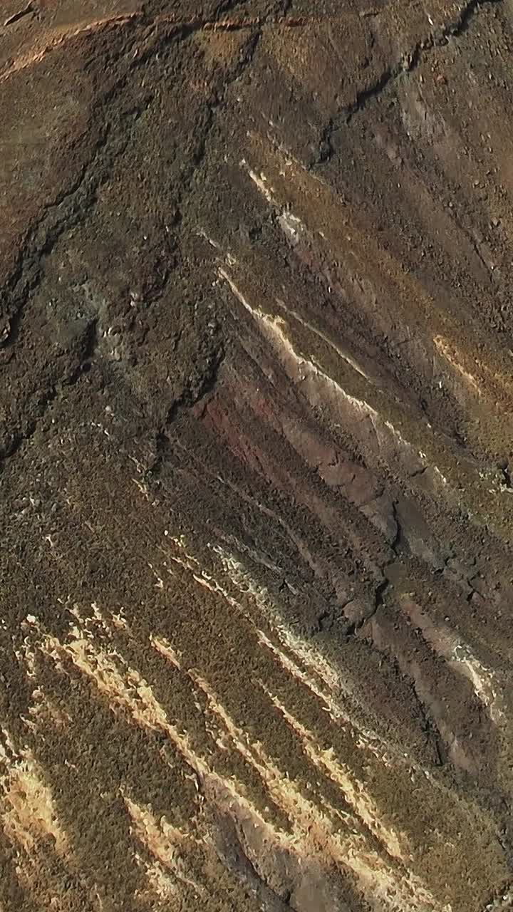 Picco vulcanico che emerge da un mare di nuvole