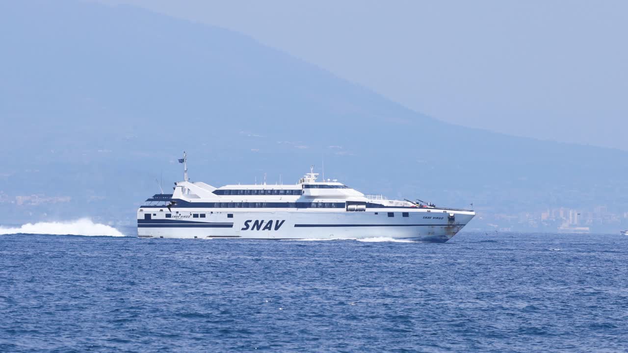 el ferry viaja a través del mar cerca de sorrento.