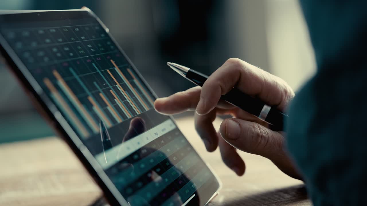 revisión del informe empresarial en la tableta digital