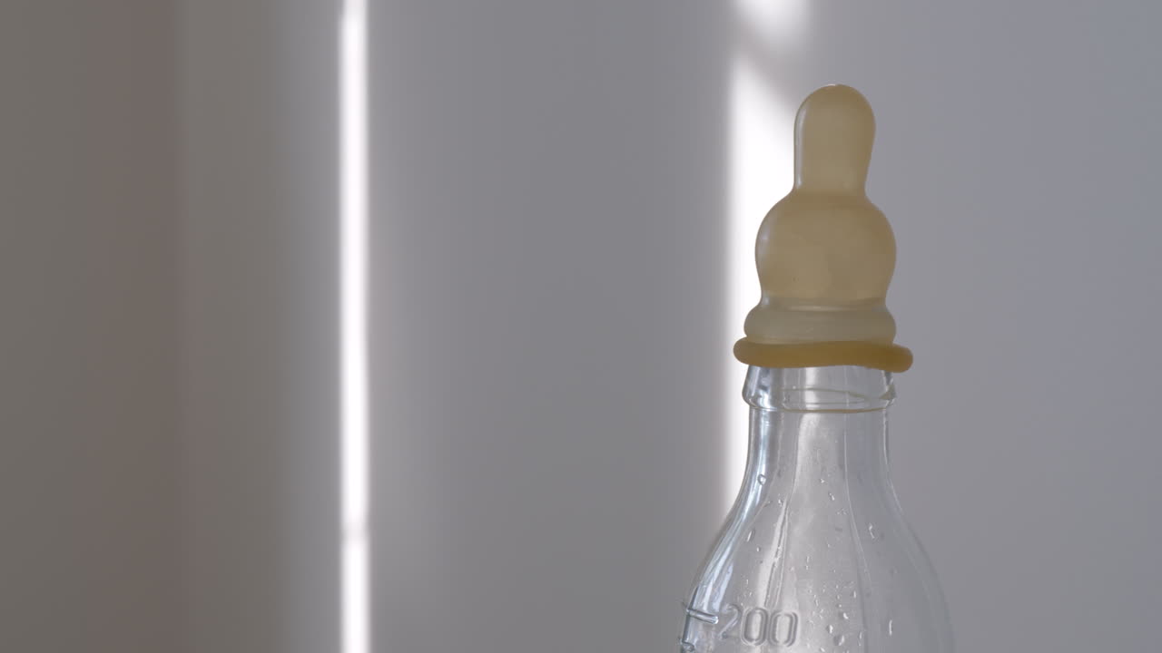 산부인과 병원에 있는 아기들을 위한 물병