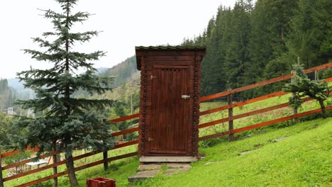 baño tradicional de madera en la ladera. - estático