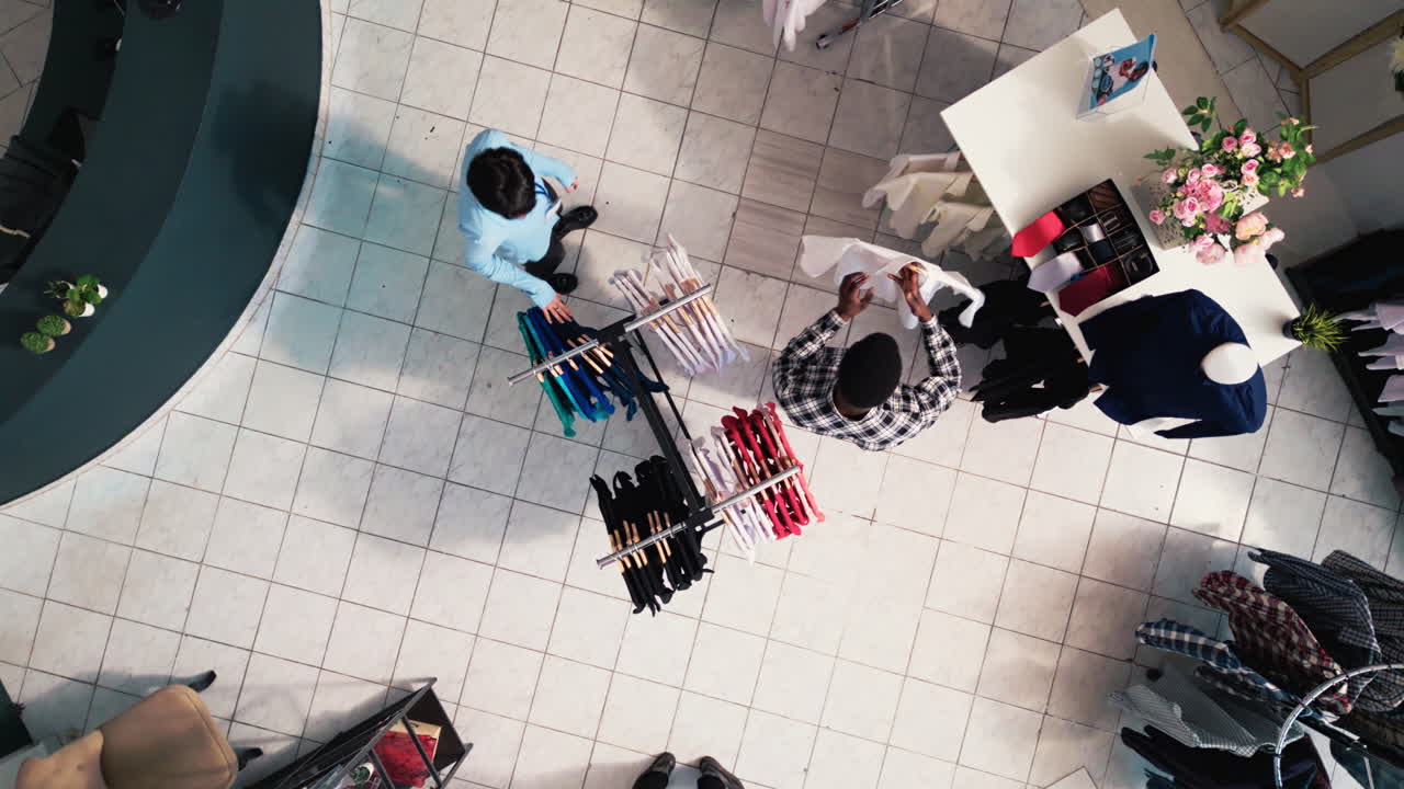 스타일리시한 옷을 구매하는 고객들