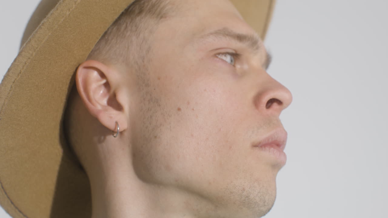 cerrar el retrato de un hombre guapo moviendo la cabeza