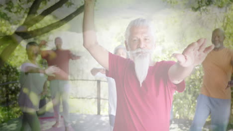 Animación-De-Puntos-De-Luz-Y-árboles-Sobre-Diversas-Personas-Mayores-Practicando-Yoga-En-El-Jardín