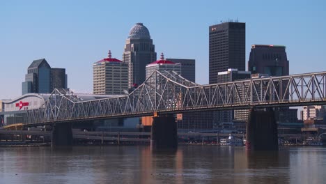 Toma-De-Establecimiento-De-Louisville-Kentucky-Con-Primer-Plano-Del-Río-Ohio-1