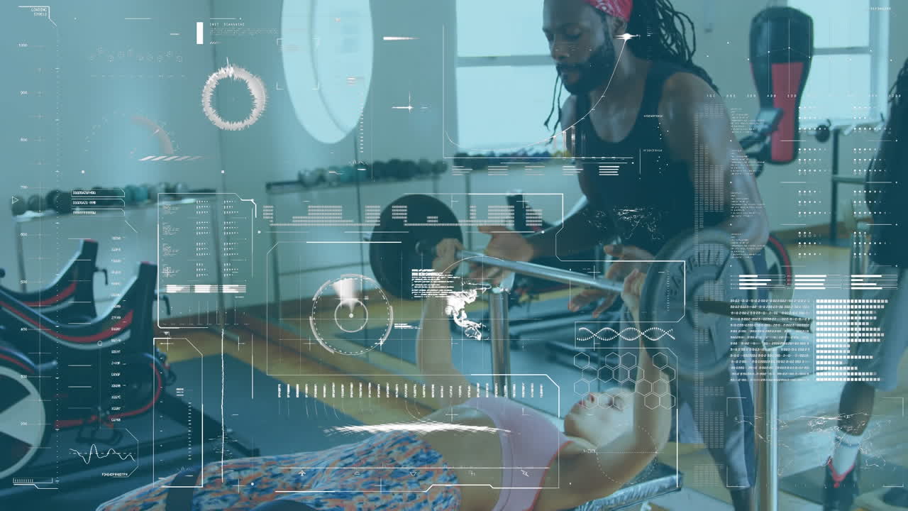 interfaz digital con procesamiento de datos contra la mujer levantando pesas con el entrenador masculino en el gimnasio