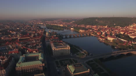 Vista-Aérea-A-Lo-Largo-Del-Río-Vltava-En-El-Verano-Praga-República-Checa