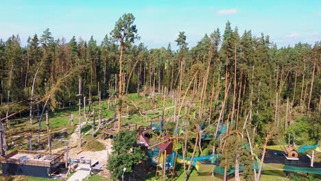 un parque de atracciones en ruinas después de una tormenta