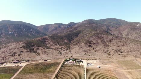 vista aérea de una bodega en valle de guadalupe, baja california, méxico