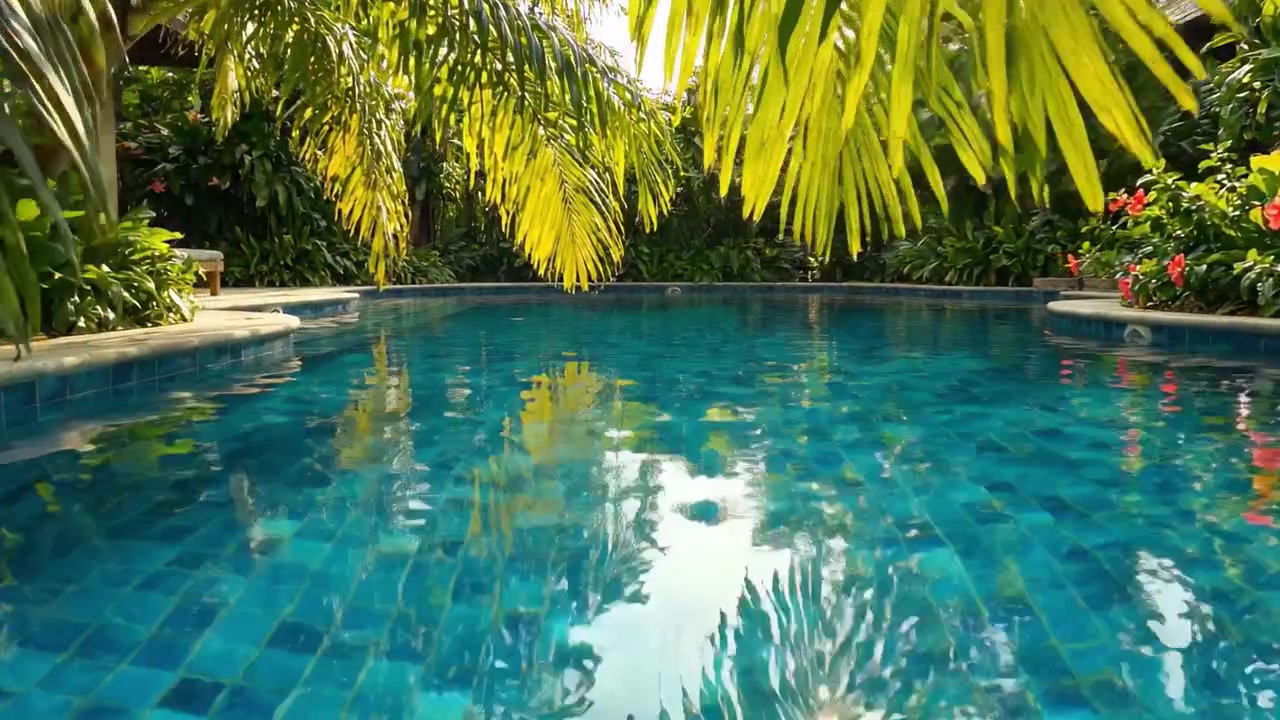 Solbeskinnet ro: En fredfyldt swimmingpool omgivet af frodigt grønt og levende flora, perfekt til afslapning og fritid i en privat tropisk oase.