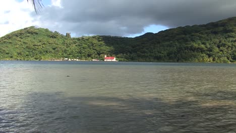 pequeña iglesia y el paisaje en uturoa, raiatea, polinesia francesa