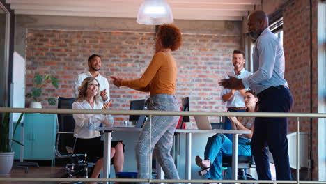 Equipo-De-Negocios-Celebrando-Una-Reunión-En-Una-Oficina-Multicultural-Con-Colegas-Bailando-Y-Divirtiéndose