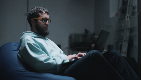 hombre trabajando en una computadora portátil en casa