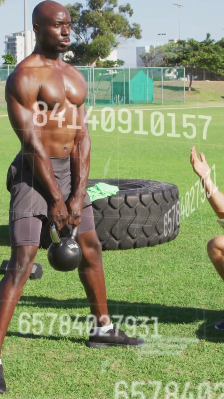 Vertikal video: Coach instruerer, atlet løfter kettlebell på bane for styrke, målinger overlejres.