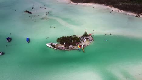 Pequeño-Islote-En-La-Laguna-De-Bacalar-Con-Playa-De-Arena-Tropical-Vista-Aérea-Del-Destino-Turístico-En-Quintana-Roo-México