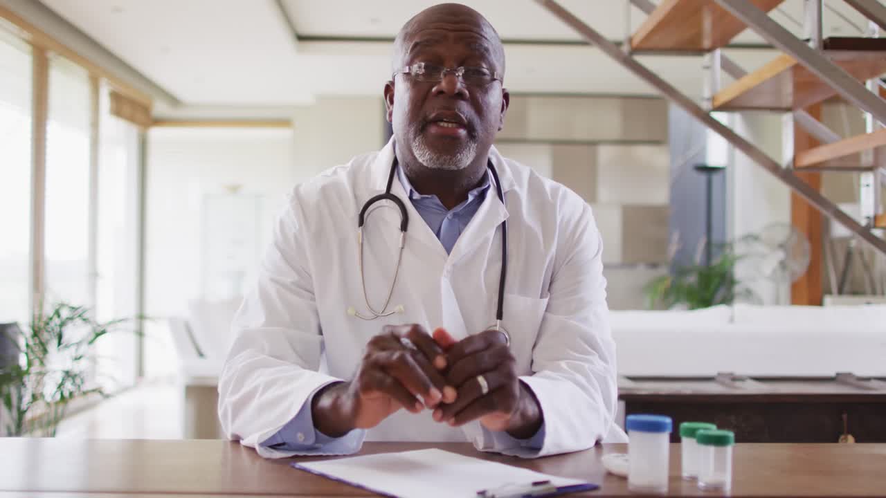 Médecin homme âgé afro-américain effectuant une consultation par appel vidéo
