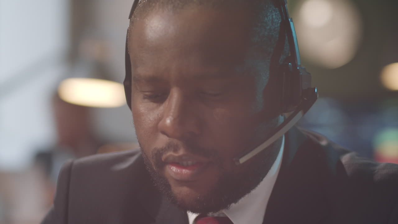 Uomo d'affari in un call center