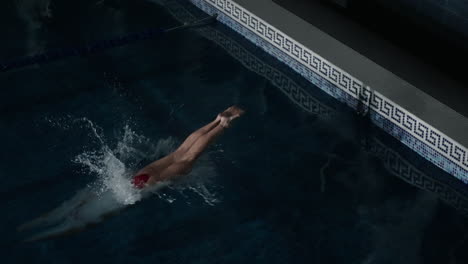 mujer nadando en una piscina