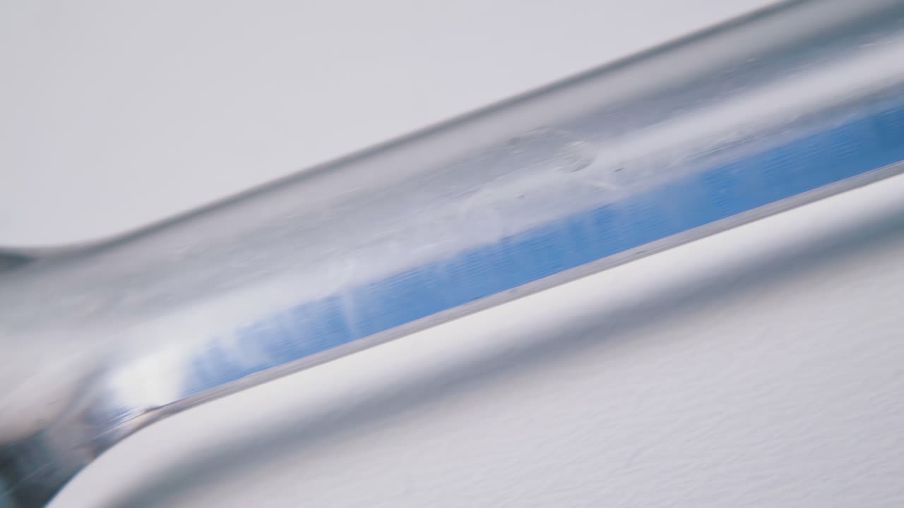 ⁇ 색 배경 에 투명 한 손잡이 를 가진 요리  ⁇