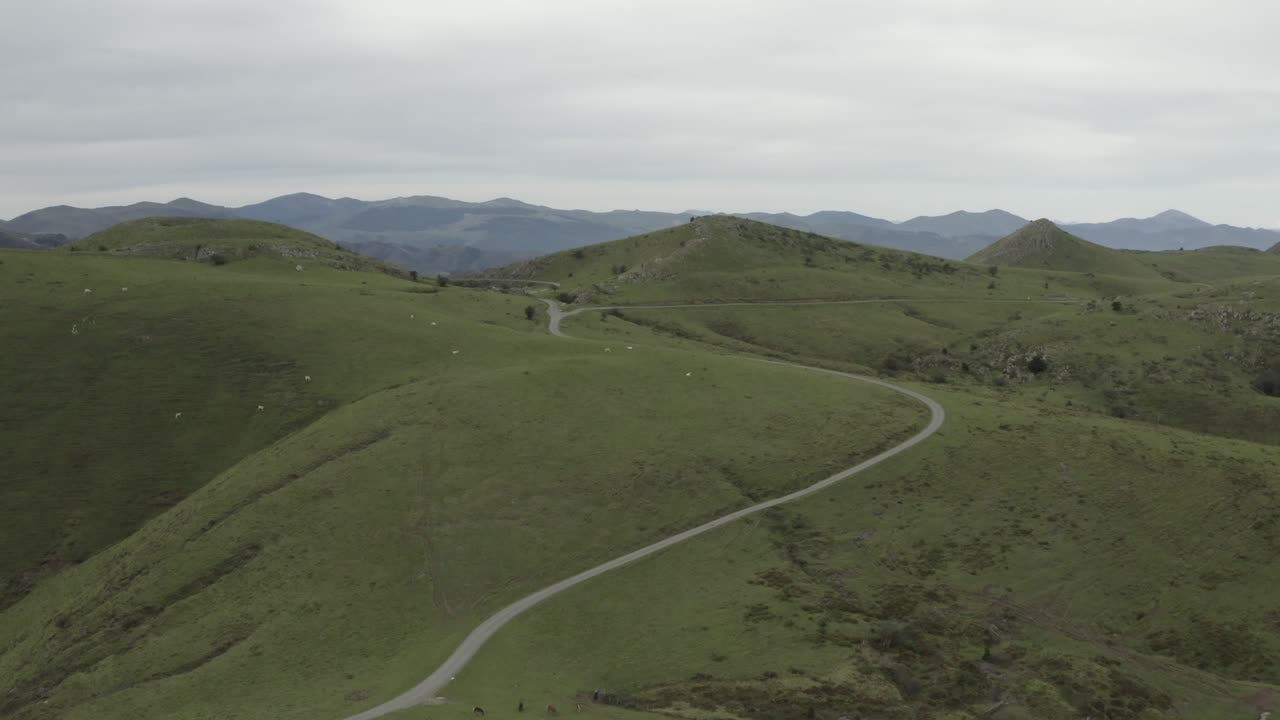 camino rural en el col inharpu, pirineos vascos, francia