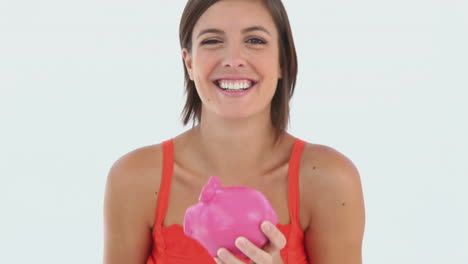 una chica ahorrando dinero en su alcantarillado.