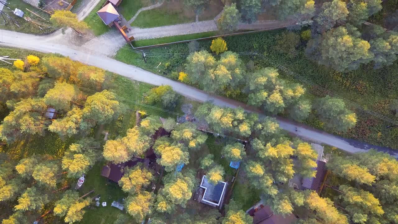 가을 에 집 과 건설 현장 이 있는 시골 풍경 의 공중 사진