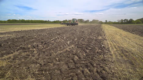 Landwirtschaftlicher-Traktor,-Der-Sich-Entlang-Landwirtschaftlicher-Felder-Bewegt.-Ackerschlepper-Auf-Dem-Feld