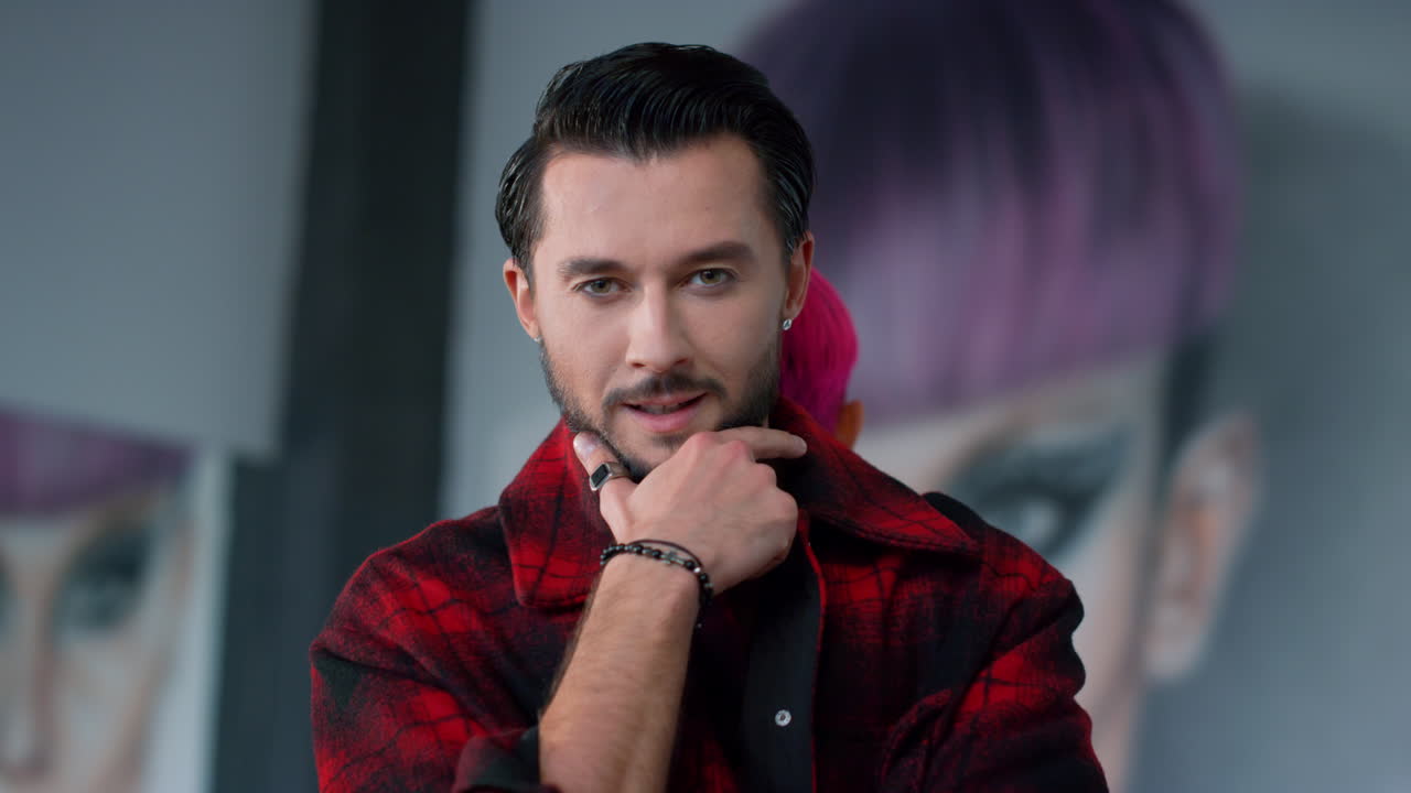 bailarines alegres posando para la cámara en la clase moderna. una pareja joven bailando en el estudio.