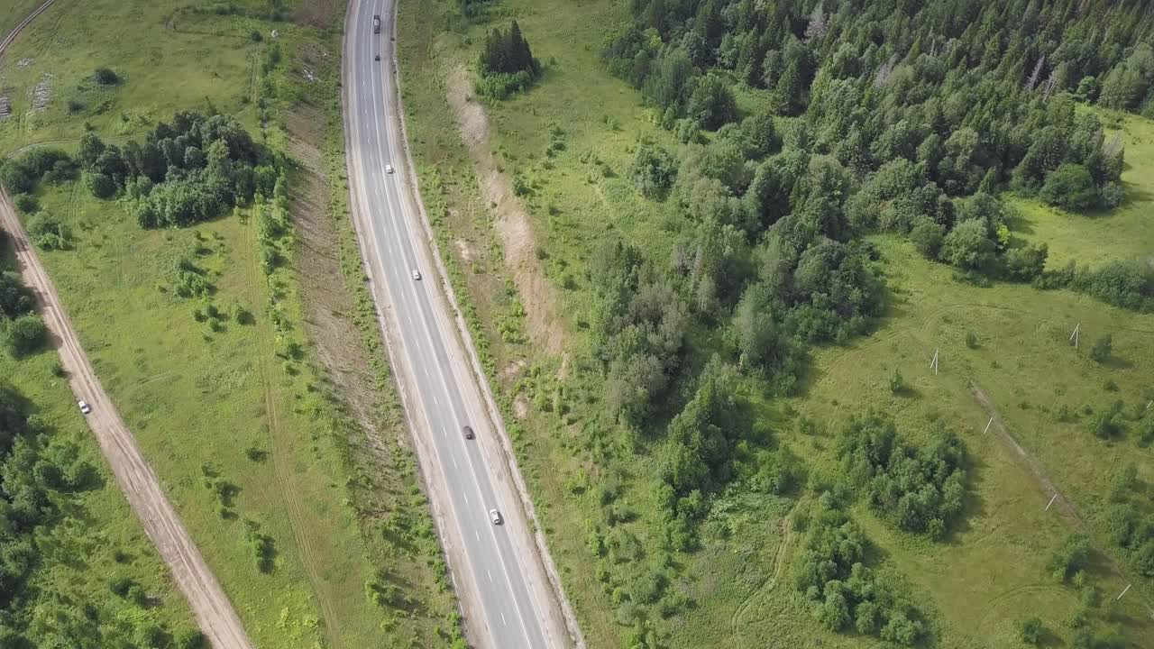 vista aérea de una carretera que serpentea a través de un paisaje rural