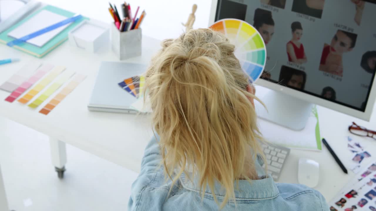 vista trasera del trabajo concentrado del diseñador