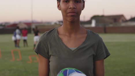 retrato de una joven adulta jugadora de rugby en un campo de rugby