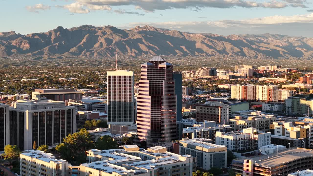 Ripresa a volo d'uccello dal centro di Tucson, in Arizona, con drone in avvicinamento e le montagne di Santa Catalina sullo sfondo