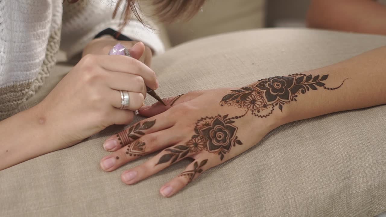 Applicazione di tatuaggio all'henné