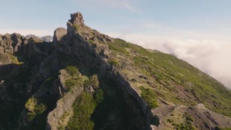 vuelo de avión no tripulado sobre las montañas de madeira, portugal