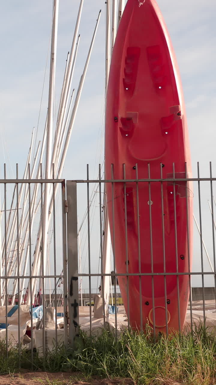 las tablas de surf descansando en la valla en barcelona en vertical