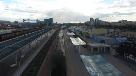 Drone-Aéreo-Disparado-Sobre-Un-Tren-Que-Sale-De-La-Estación-De-Tren-De-Ulan-Bator,-Mongolia