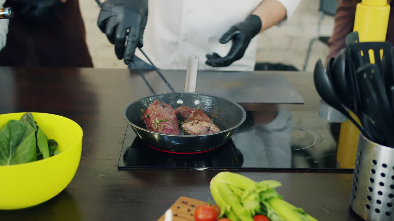 chef cocinando un filete