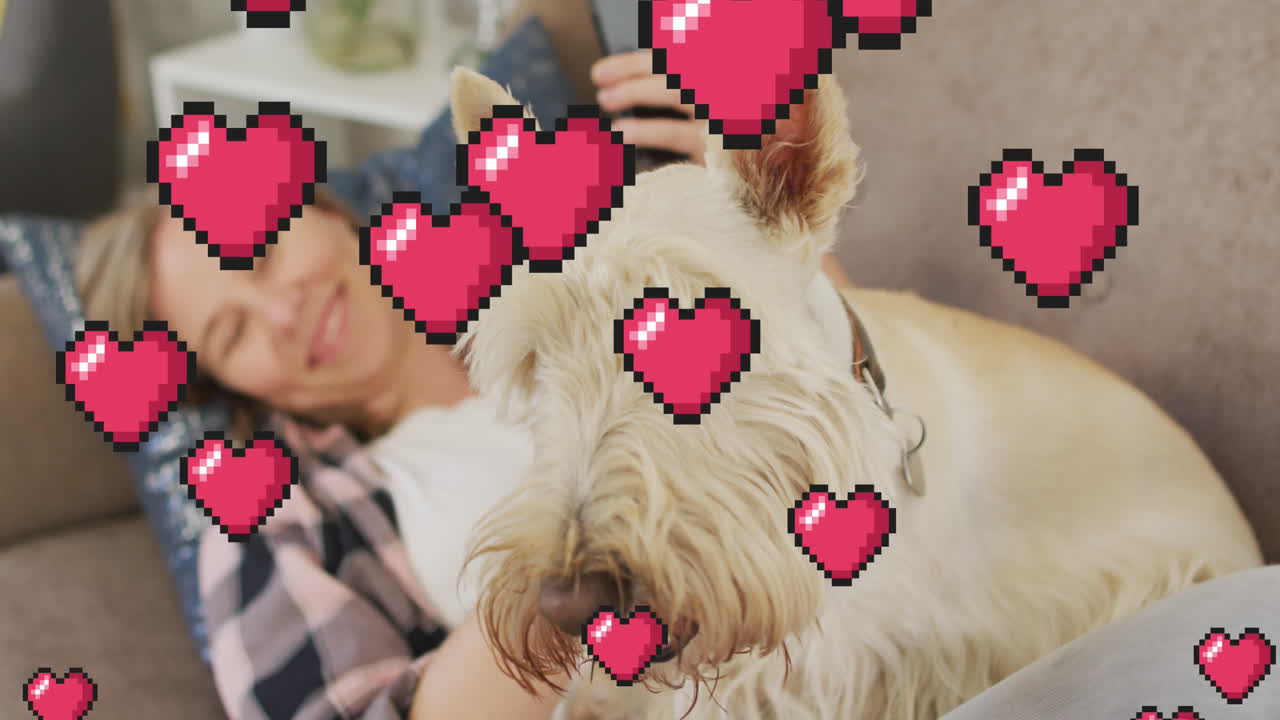 애완견과 함께 백인 여성 위에  ⁇ 은 심장 아이콘의 애니메이션