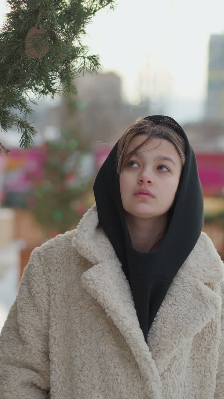 테디 코트를 입고 홀리데이 마켓 조명을 올려다보는 백인 십 대, 도시 보케 배경, 후드티를 올리고 땋은 머리, 생각에 잠긴 표정, 차가운 입김, 아늑한 시네마틱 분위기