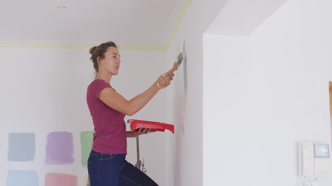 retrato de una mujer caucásica en cuarentena durante la pandemia de coronavirus, haciendo trabajos interiores