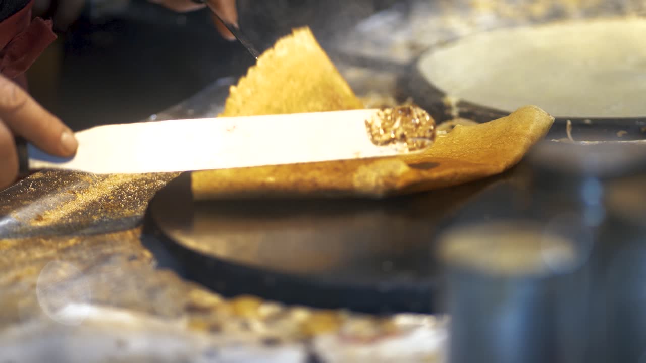 크레페 팬케이크는 셰프가 준비하고 있습니다.