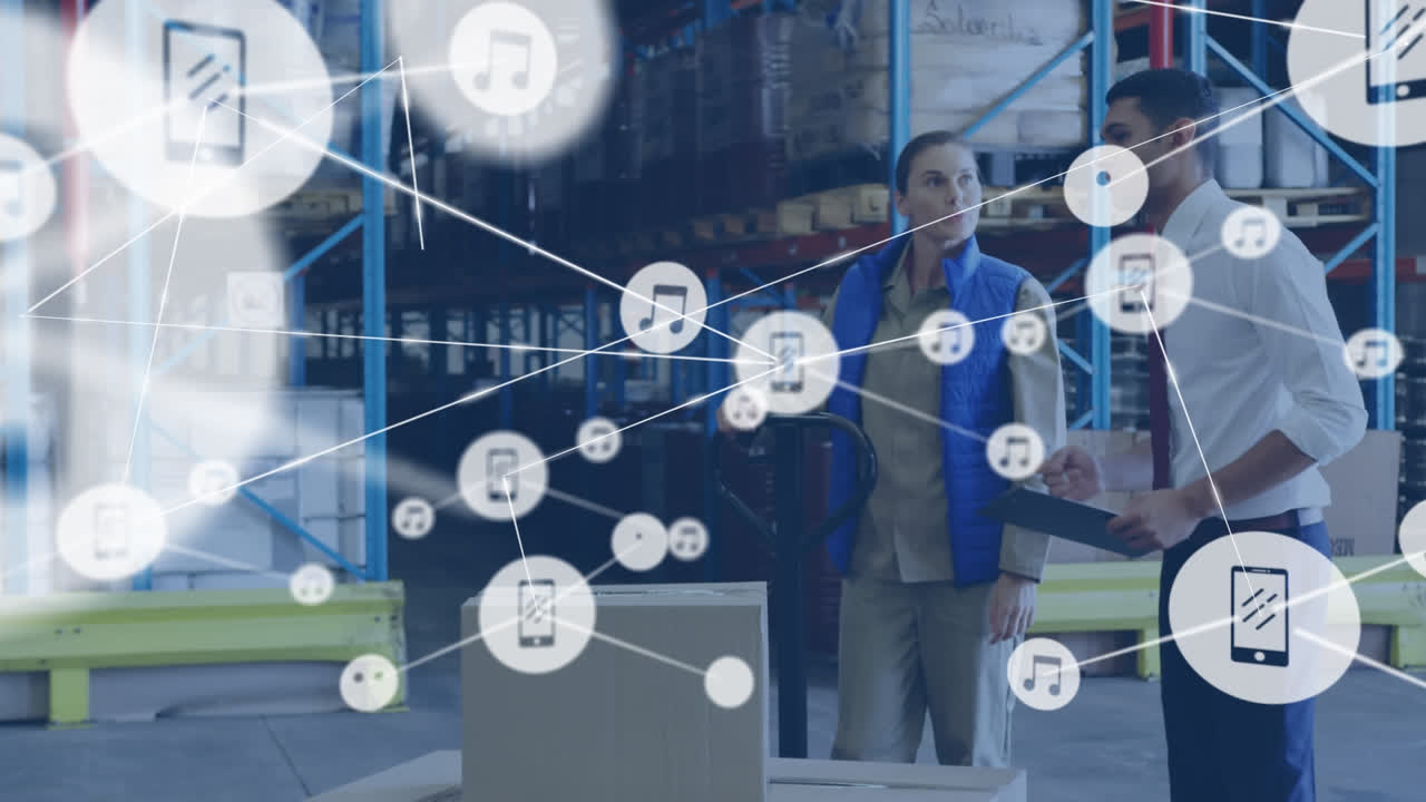 анимация сети соединений с иконами над различными людьми, работающими на складе