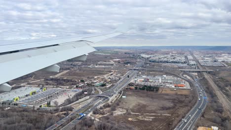 Internationale-Flugbilder-Aus-Dem-Fenster-Des-über-Den-Wolken-Fliegenden-Flugzeugs-Zu-Dem-Des-Flugzeugs-Madird