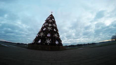 cerca de nubes dramáticas sobre el encantador árbol de navidad cerca del río