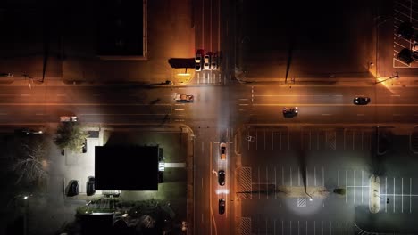 Intersección-Con-Tráfico-En-Movimiento-En-Little-Rock,-Arkansas-En-El-Centro-De-La-Noche-Con-Video-Estable-De-Drones