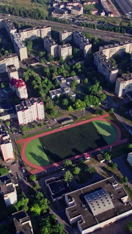 vista aérea de un pequeño estadio de fútbol