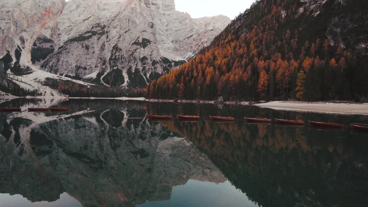 4K Autunno Drone Aereo Lago di Braies Pragser Wildsee Dolomiti Italia 2022